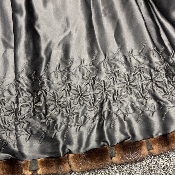 Luxurious Brown Fur Coat - Picture 2 of 7